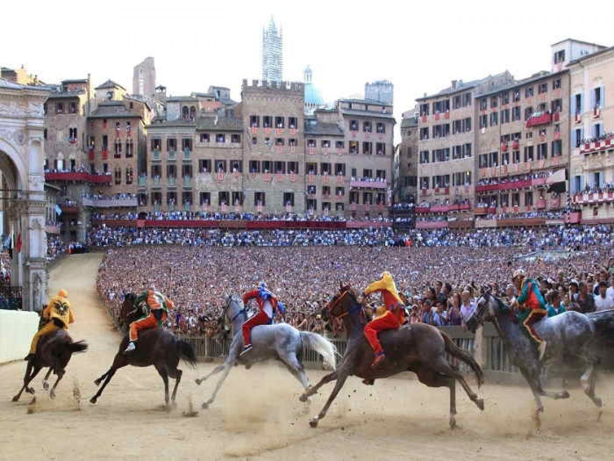 Palio di Siena - Balcony seats at Casato a/o Grandstand seats between Casato and the Mossa (start)  + 1 night in 3-4* hotel in double room, breakfast included