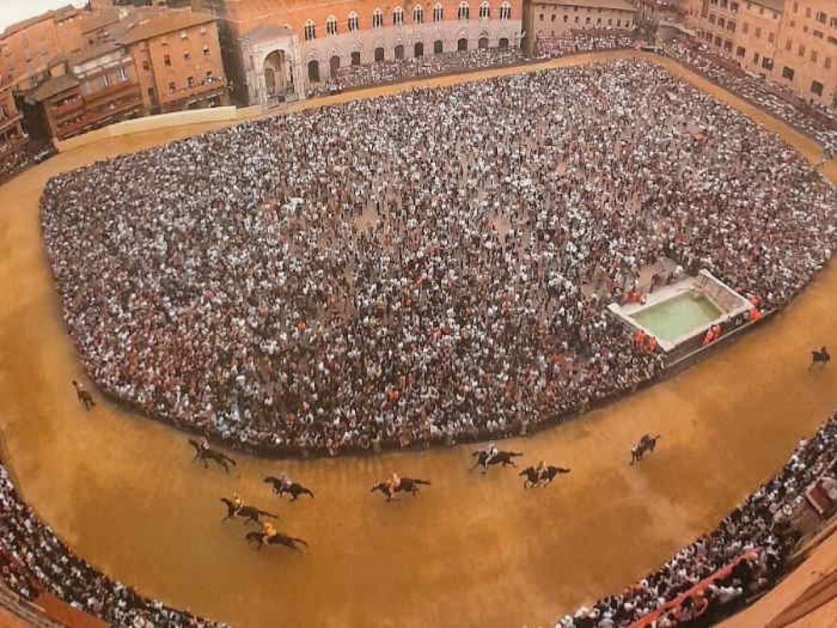 Palio di Siena - Balcony a/o Grandstand seats at the Mossa (start) + 1 night in 3-4* hotel in double room, breakfast included