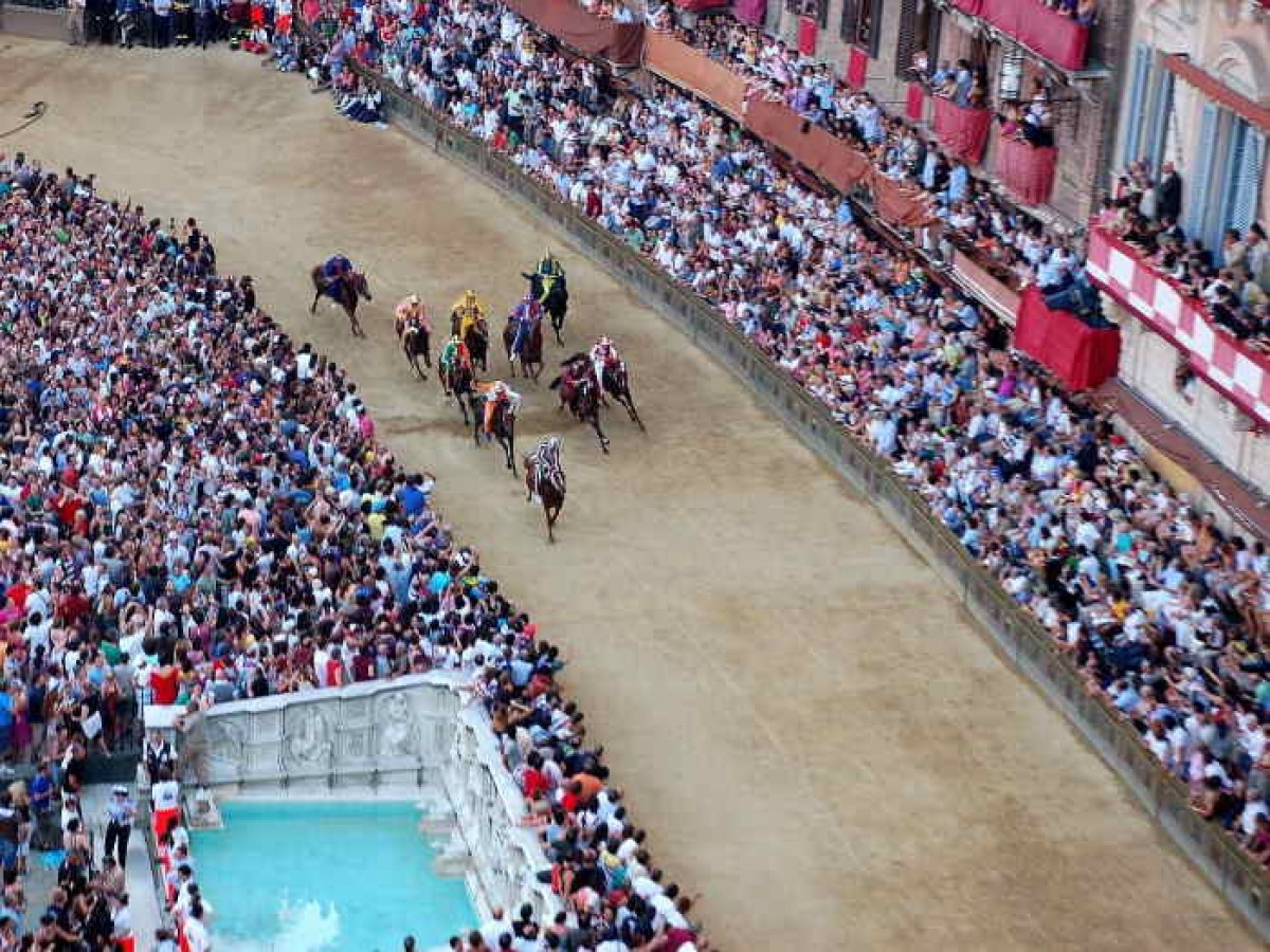 Palio di Siena - Grandstand seats at  Casato bend / Balcony standing  position  between Fonte gaia and San Marco or at Casato bend + 1 night in 3-4* hotel in double room, breakfast included